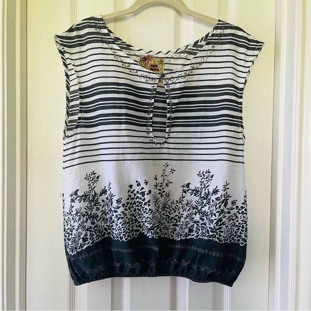 Free People White Embroidered Keyhole Top Size 8 Boho Sleeveless Floral